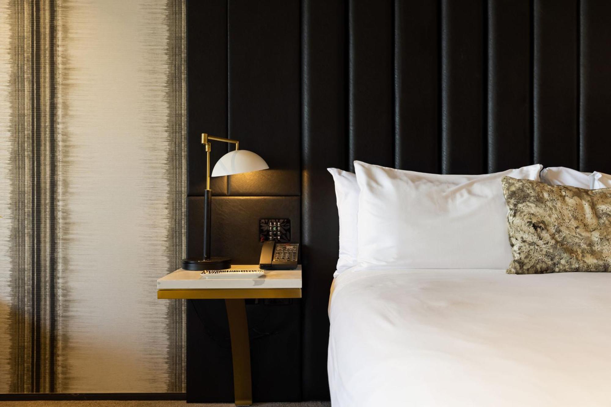 Emporium Hotel South Bank Брисбен Экстерьер фото A bedroom at The Standard East Village