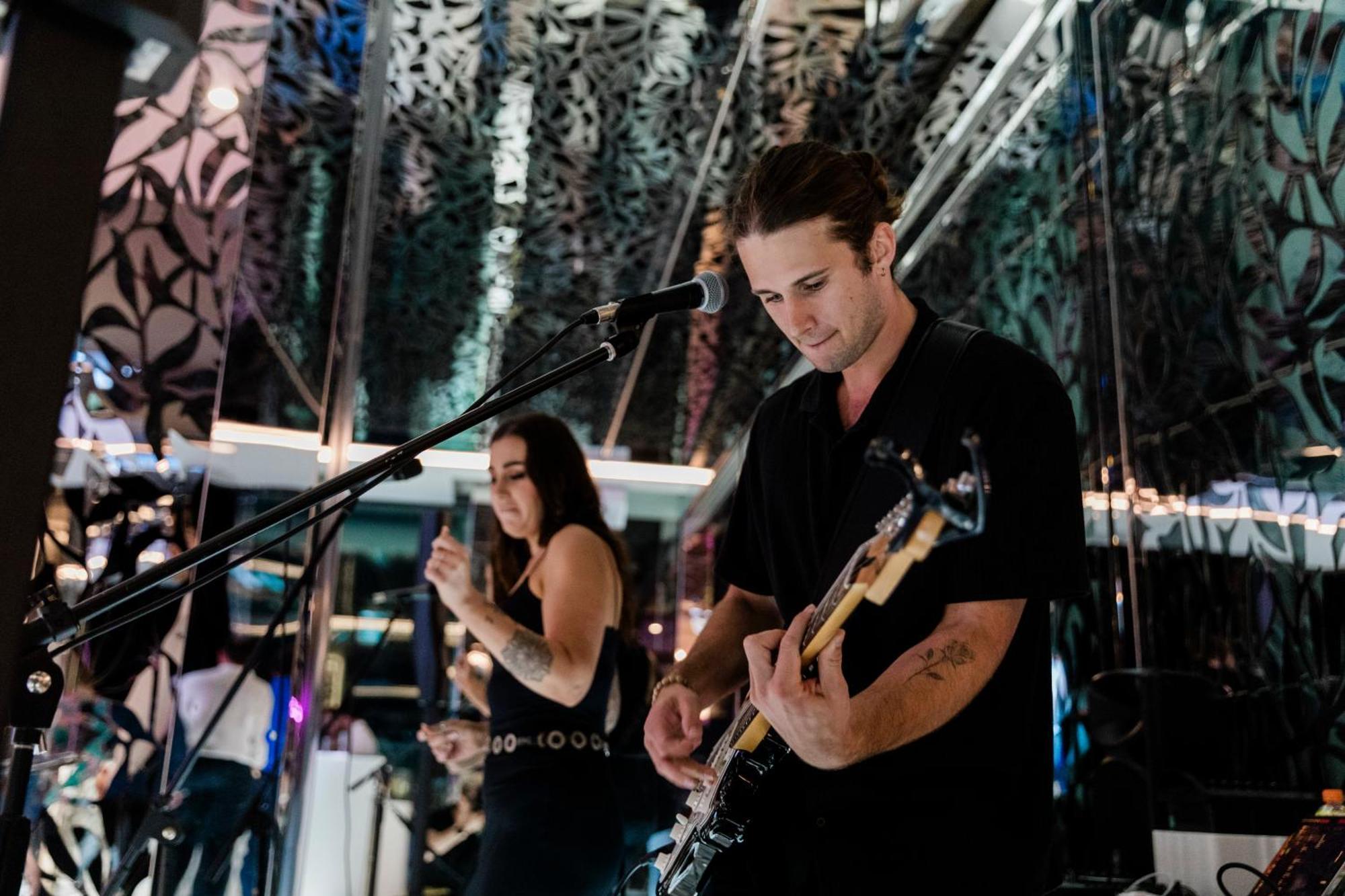 Emporium Hotel South Bank Брисбен Экстерьер фото The band performing in 2019