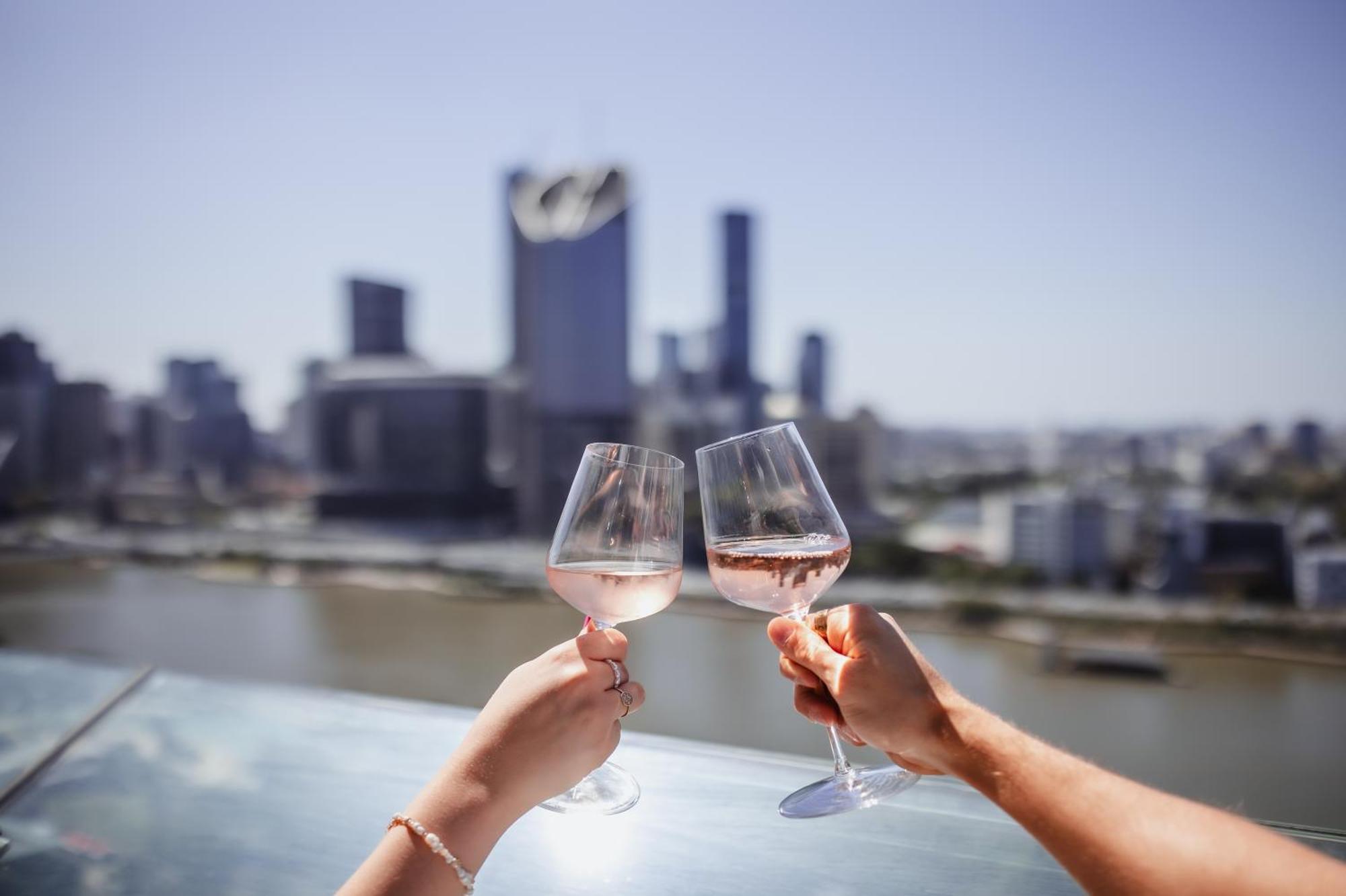 Emporium Hotel South Bank Брисбен Экстерьер фото A toast with wine