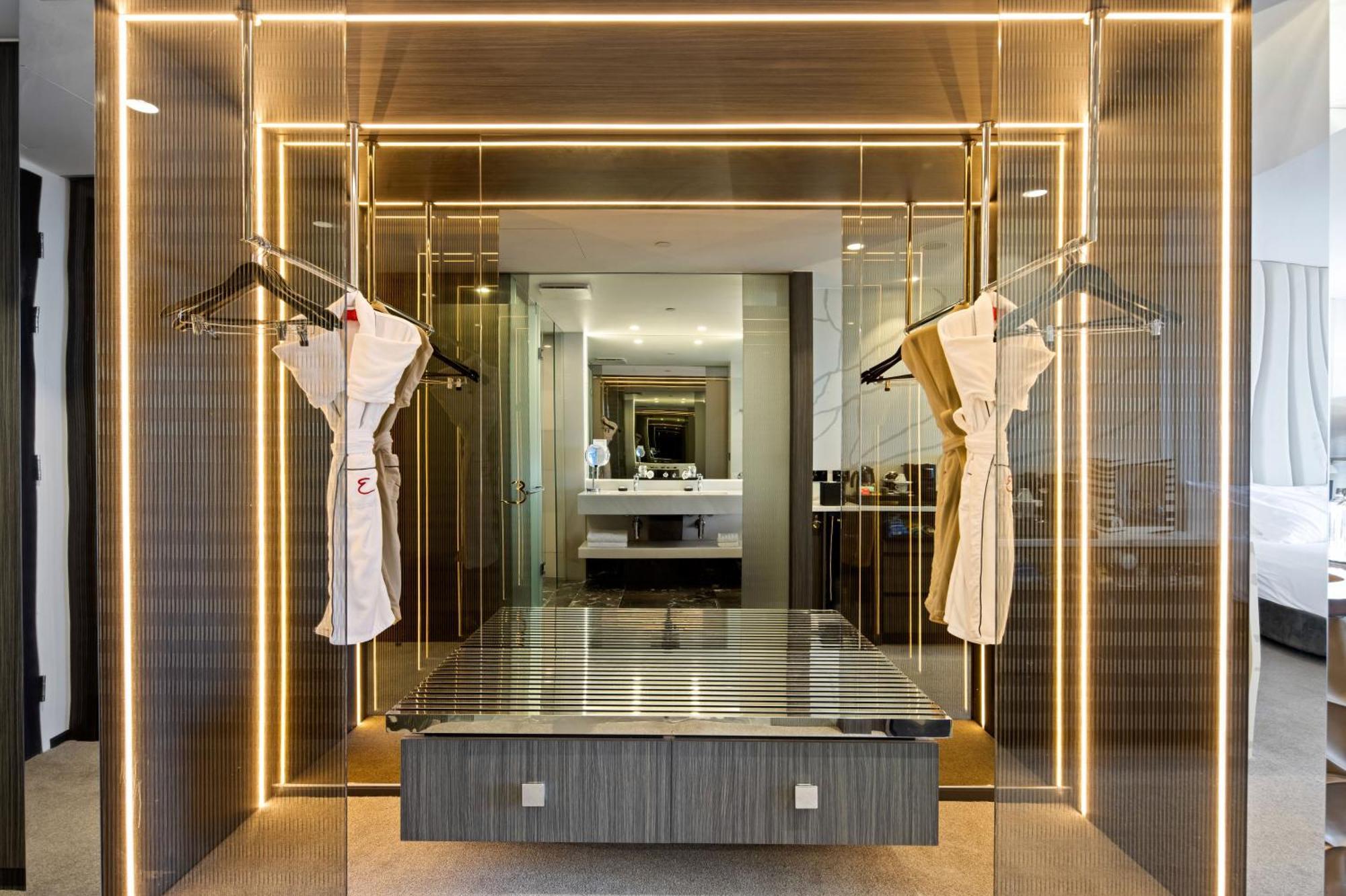 Emporium Hotel South Bank Брисбен Экстерьер фото A walk-in closet