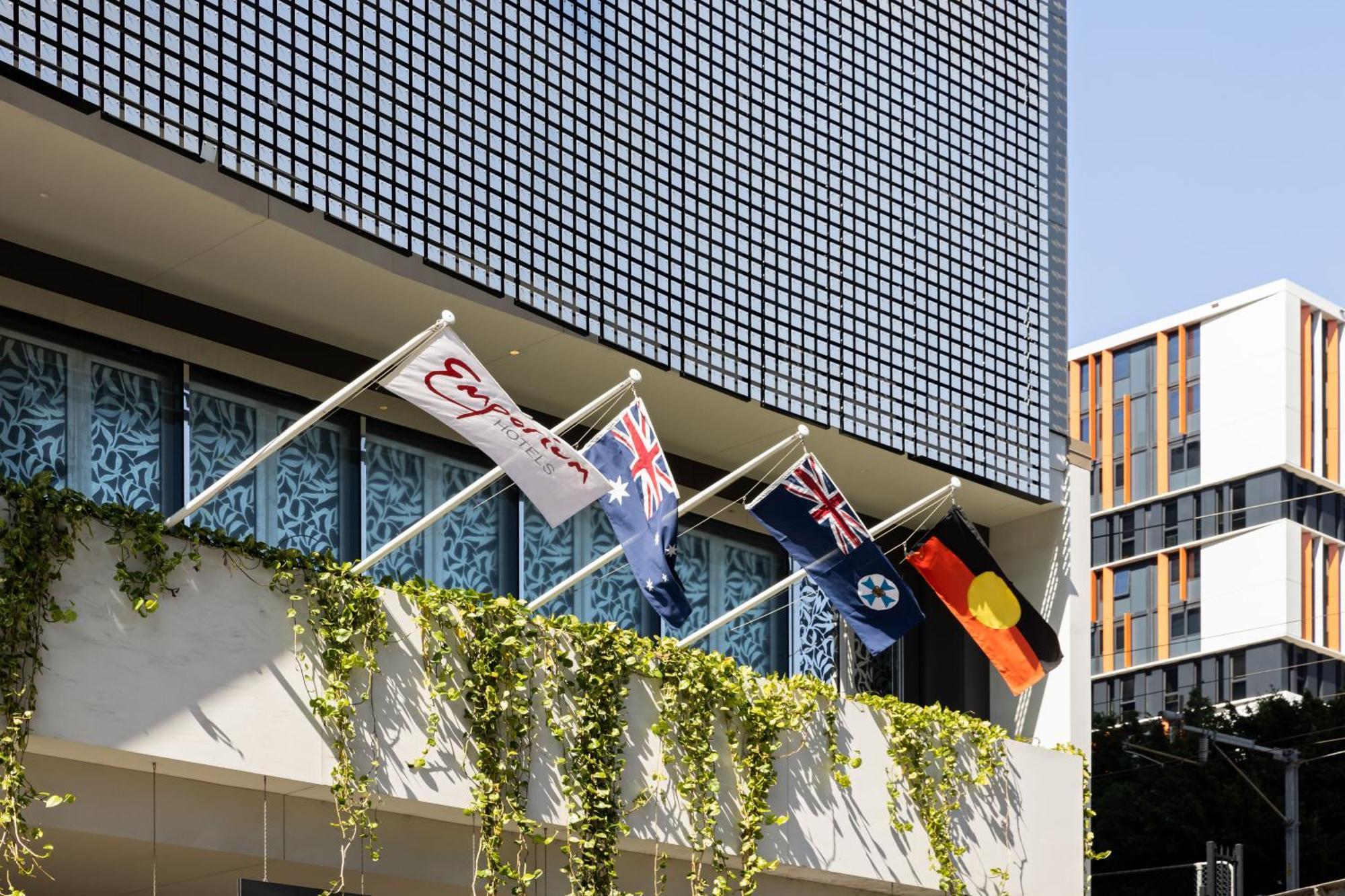 Emporium Hotel South Bank Брисбен Экстерьер фото Flags at the Queensland University of Technology