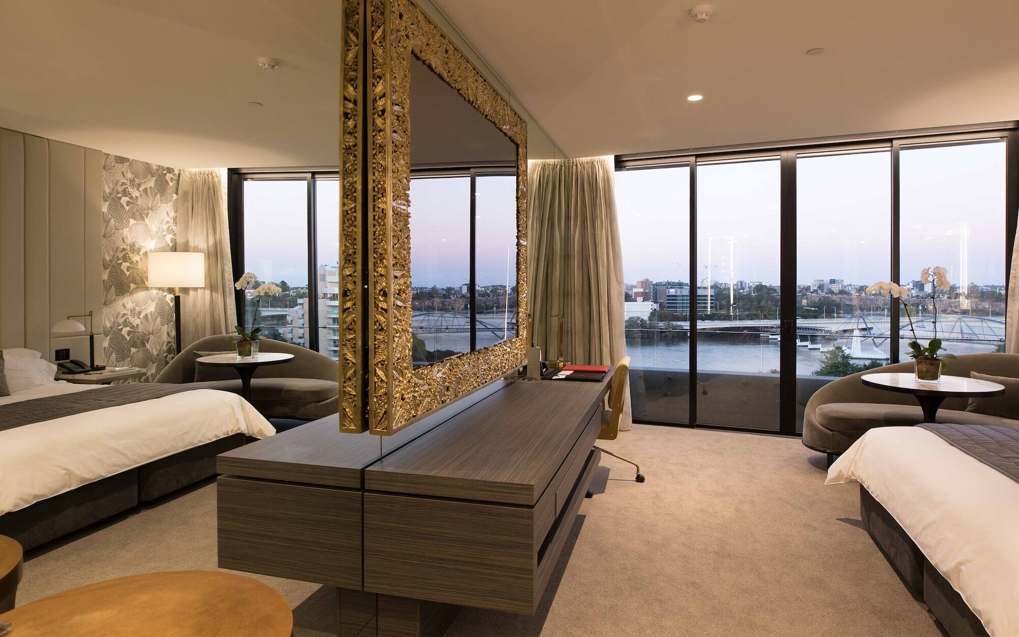 Emporium Hotel South Bank Брисбен Экстерьер фото A bedroom at the Crown Towers